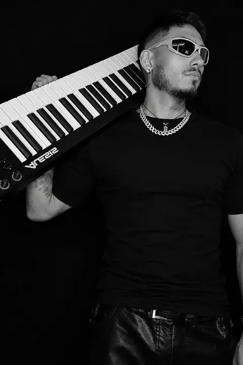 Bastian con un teclado al hombro