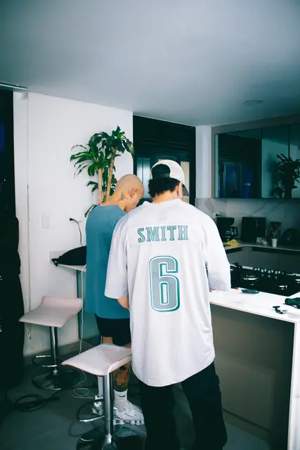 Artista de DRACUL con camiseta de los Eagles en el pasillo
