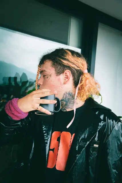 Artista de DRACUL tomando café