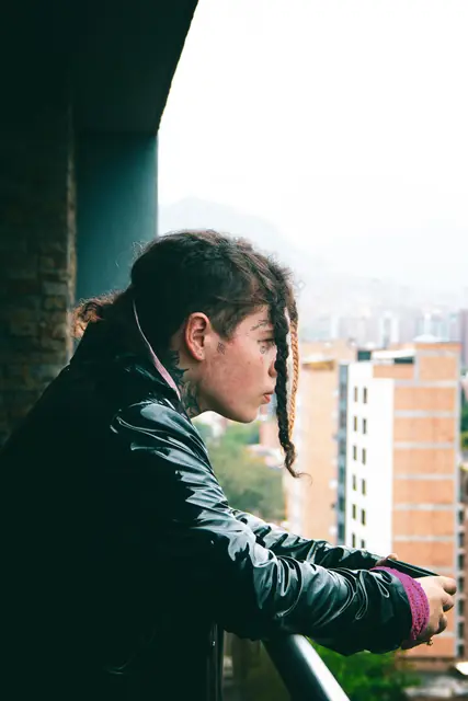 Artista de DRACUL mirando la ciudad
