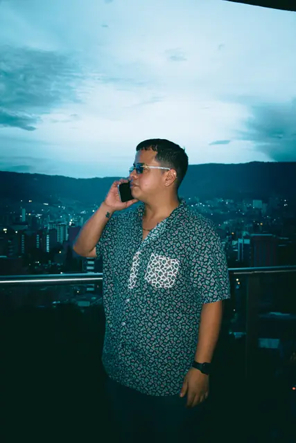 Productor de DRACUL en el balcón con el celular