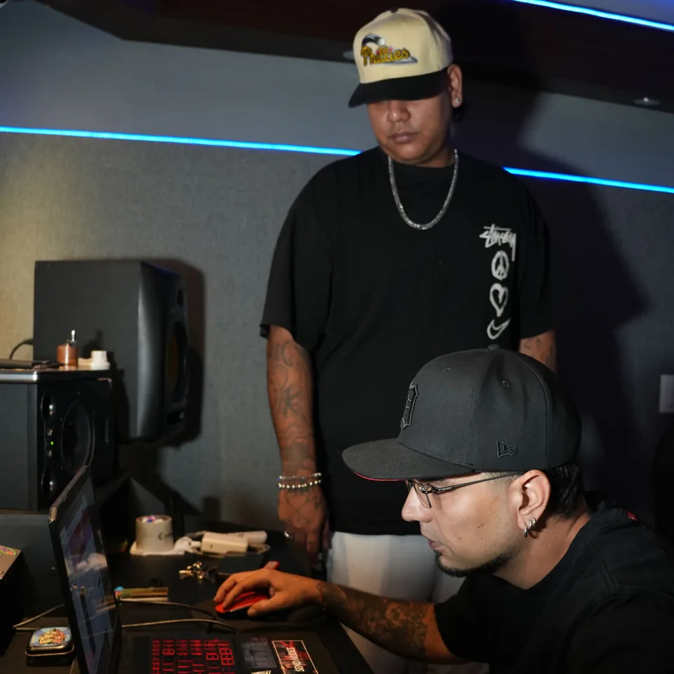 Drezzk en sesión de estudio junto a su equipo
